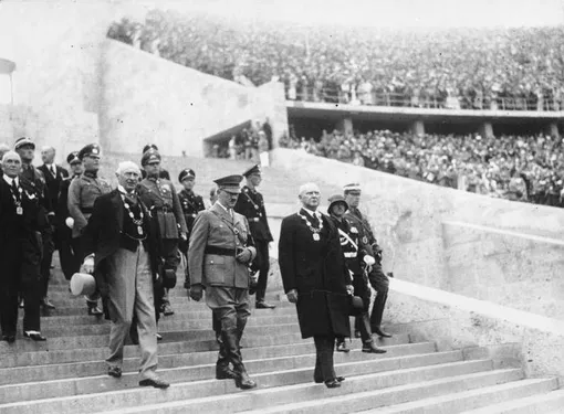 Адольф Гитлер в начале летних Олимпийских игр 1936 года в Берлине. Адольф Гитлер в начале летних Олимпийских игр 1936 года в Берлине.