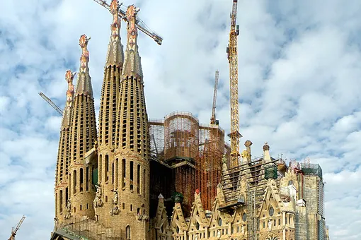 Как недостроенный храм превратился в чудо света: удивительная история Sagrada Familia Как недостроенный храм превратился в чудо света: удивительная история Sagrada Familia