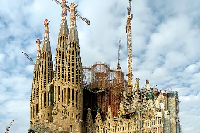 Как недостроенный храм превратился в чудо света: удивительная история Sagrada Familia