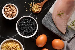 Употребление меньшего количества белка может помочь прожить дольше Употребление меньшего количества белка может помочь прожить дольше