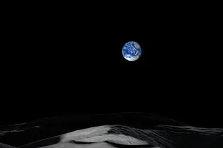 Завораживающее видео: взгляд на Землю с Южного полюса Луны Завораживающее видео: взгляд на Землю с Южного полюса Луны