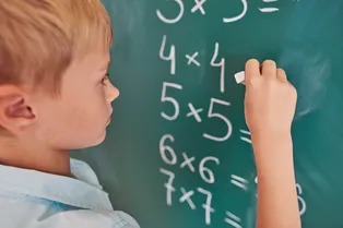 Калькулятор в сторону! С этими математическими примерами справится любой школьник, но для взрослых они покажутся пыткой Калькулятор в сторону! С этими математическими примерами справится любой школьник, но для взрослых они покажутся пыткой