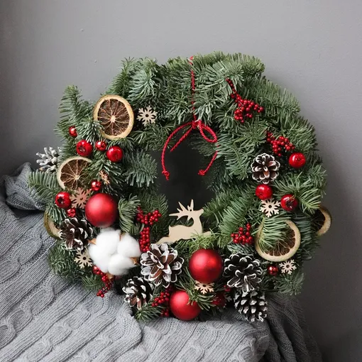 венок новогодний из еловых веток