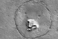 Мишка на Марсе: NASA поделилось снимком марсианских камней, напоминающих морду косолапого