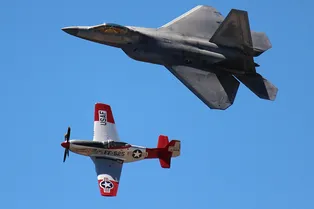 Полёт F-22 Raptor сняли с «Мустанга»: видео Полёт F-22 Raptor сняли с «Мустанга»: видео