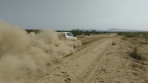 автомобиль на пыльной дороге автомобиль на пыльной дороге