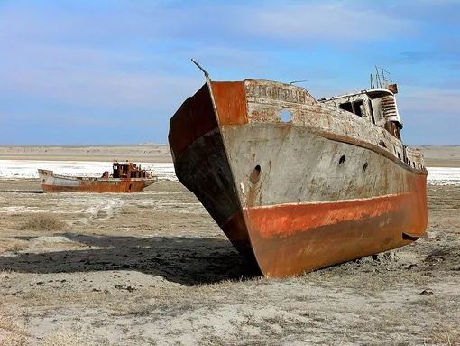 Фото с кладбища кораблей, Узбекистан, высохшее Аральское море и ржавеющие корабли, ЮНЕСКО