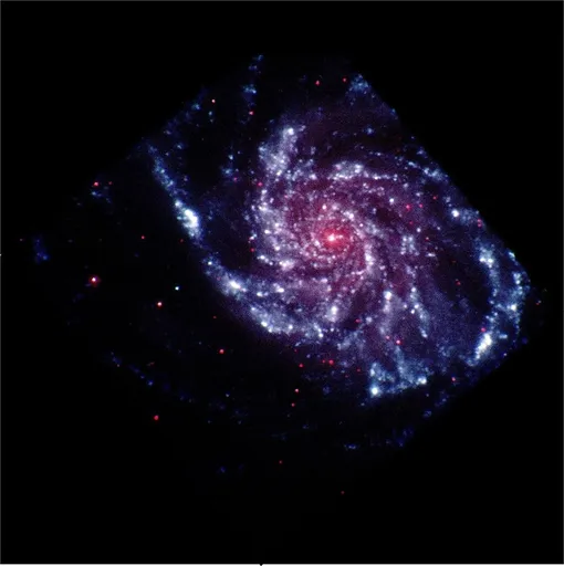 M101, или галактика «Ветряное колесо», переливается синими и красными цветами на этом снимке, сделанном ультрафиолетовым/оптическим телескопом Swift.