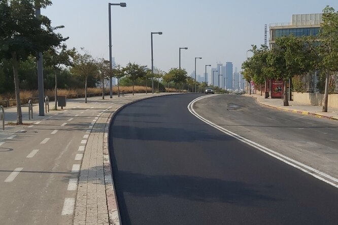 Дорогу с беспроводной зарядкой электромобилей открыли в Израиле Дорогу с беспроводной зарядкой электромобилей открыли в Израиле