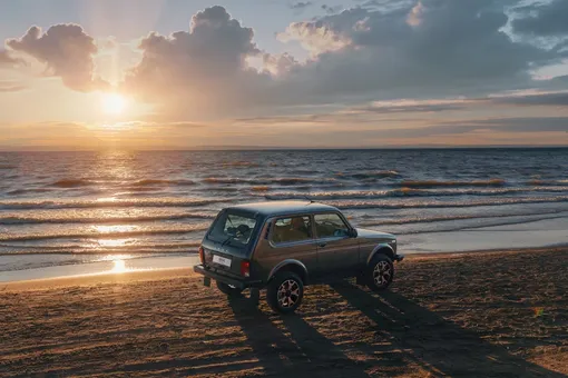 Lada Niva Legend, закат солнца на берегу с облаками Lada Niva Legend, закат солнца на берегу с облаками