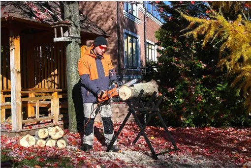 электропила бревно на козлах