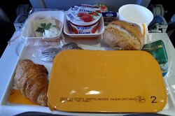 Почему в самолетах такая невкусная еда? Вот, что говорит наука