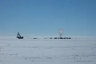 Таинственные сигналы подо льдом Антарктики ставят под сомнение основы физики