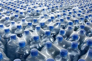 Чем вредна вода в пластиковых бутылках и стоит ли переходить на фильтрованную?