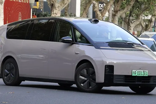 Третий электромобиль Li Auto Mega сгорел в Китае: что с ним не так Третий электромобиль Li Auto Mega сгорел в Китае: что с ним не так