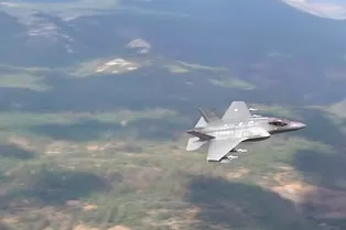 F-35A промчался в горах на бреющем полёте F-35A промчался в горах на бреющем полёте
