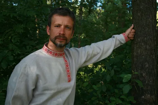 Косоворотка с узором называется вышиванкой. Ворот часто украшали русские, украинцы, белорусы Косоворотка-вышиванка