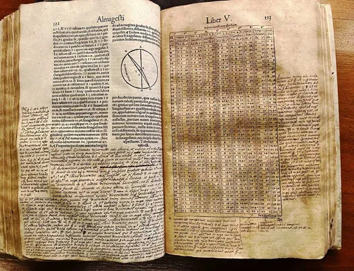 Историк обнаружил, что в издании XVI века «Альмагеста» — очень влиятельного древнего астрономического трактата — есть обширные примечания Галилео Галилея, астронома, который позже опроверг представление этого трактата о геоцентрической модели Вселенной.