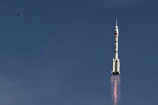 Китайский аппарат успел что-то оставить на орбите