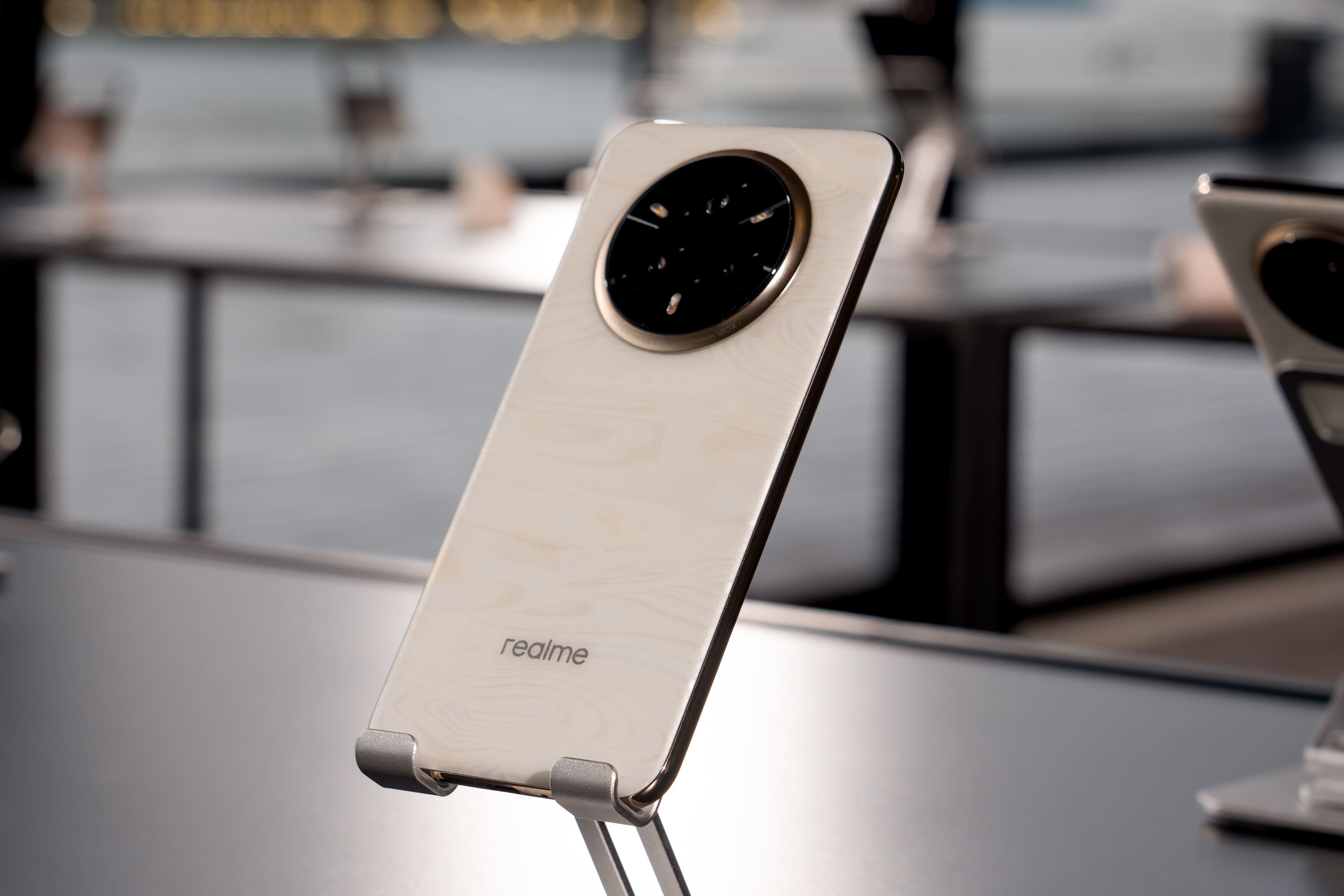 Северная жемчужина: в Копенгагене представили дизайнерский смартфон realme, способный менять цвет 