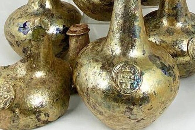 Старинные позолоченные бутыли для вина выкопали на стройке Старинные позолоченные бутыли для вина выкопали на стройке