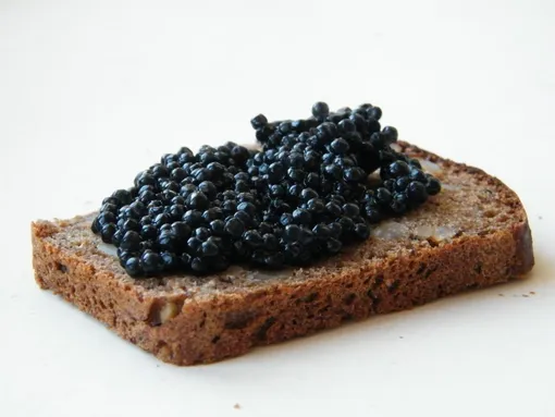 осетровая икра на черном хлебе