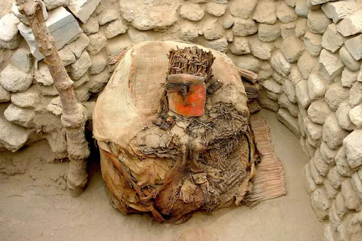 Погребальный сверток, украшенный перьями