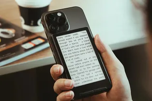 Необычный ридер X4 от Xteink: крепится прямо на смартфон Необычный ридер X4 от Xteink: крепится прямо на смартфон