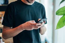 Обнаружить слежку: 5 неочевидных признаков, что ваш телефон прослушивается