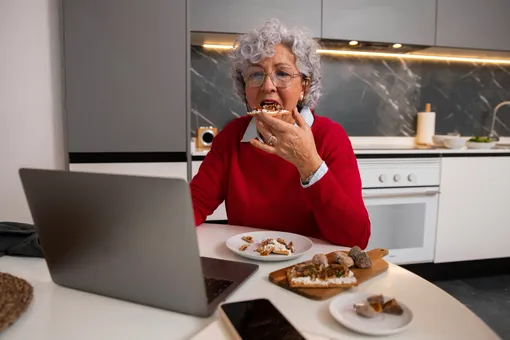 женщина обедает одна женщина обедает одна