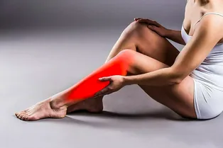 От обезвоживания до серьезных болезней: почему ноги сводят судороги