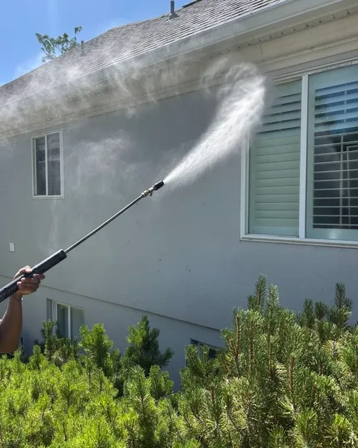 Для таких работ тоже используйте струю широким веером. washing walls high-pressure water