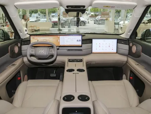 IM LS8 premiere interior