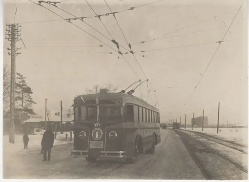 Троллейбус ЛК-1 в день пуска троллейбусного движения в Москве 15 ноября 1933 года Троллейбус ЛК-1 в день пуска троллейбусного движения в Москве 15 ноября 1933 года
