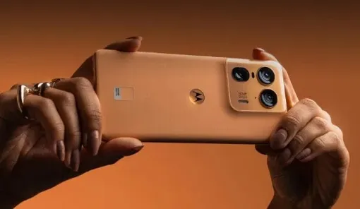 На фотографии смартфон Motorola Edge 50 Ultra Смартфон с зум камерой перископом и быстрым процессором Snapdragon 8s Gen 3