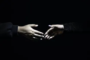 Почему людей на Земле связывают именно 6 рукопожатий? Математики МФТИ нашли ответ Почему людей на Земле связывают именно 6 рукопожатий? Математики МФТИ нашли ответ