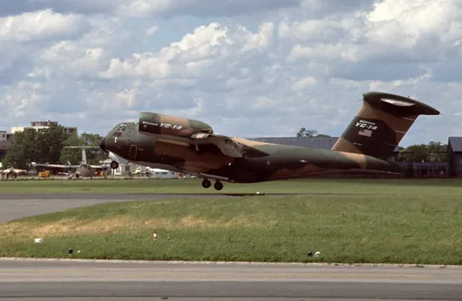 Обратите внимание на хвостовой киль, одинаково мощный у YC-14 и Ан-72. boeing yc-14