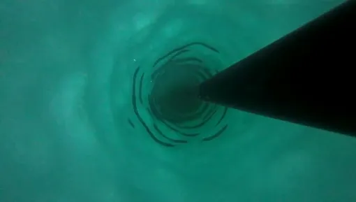 Снимок, сделанный под ледяным покровом в ходе первого китайского эксперимента по бурению в антарктическом льду с использованием горячей воды.