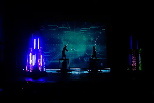 Шоу «Новый год 100 лет вперед» Шоу «Новый год 100 лет вперед»