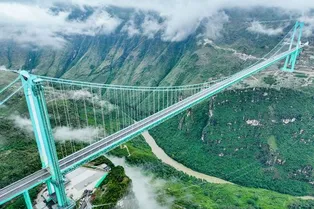 Дороги в небо: взгляните на 5 удивительных горных мостов Китая