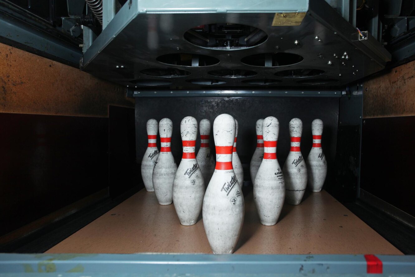 Боулинг угар. Как играть в боулинг. Боулинг мастер. Секреты мастеров боулинга. Как играть в боулинг новичку.