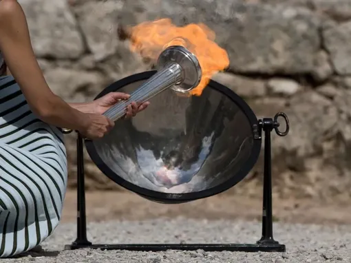 олимпийский огонь зажигают олимпийские игры фото скафий олимпия