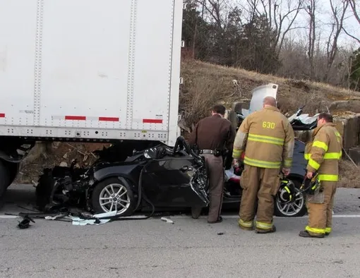 подкат легковой машины под грузовик