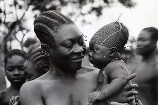 Странный обычай: зачем люди из племени мангбету в Африке удлиняют головы новорожденным девочкам Странный обычай: зачем люди из племени мангбету в Африке удлиняют головы новорожденным девочкам