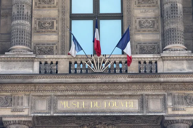 Многострадальный музей: сколько раз грабили Лувр за всю его историю?