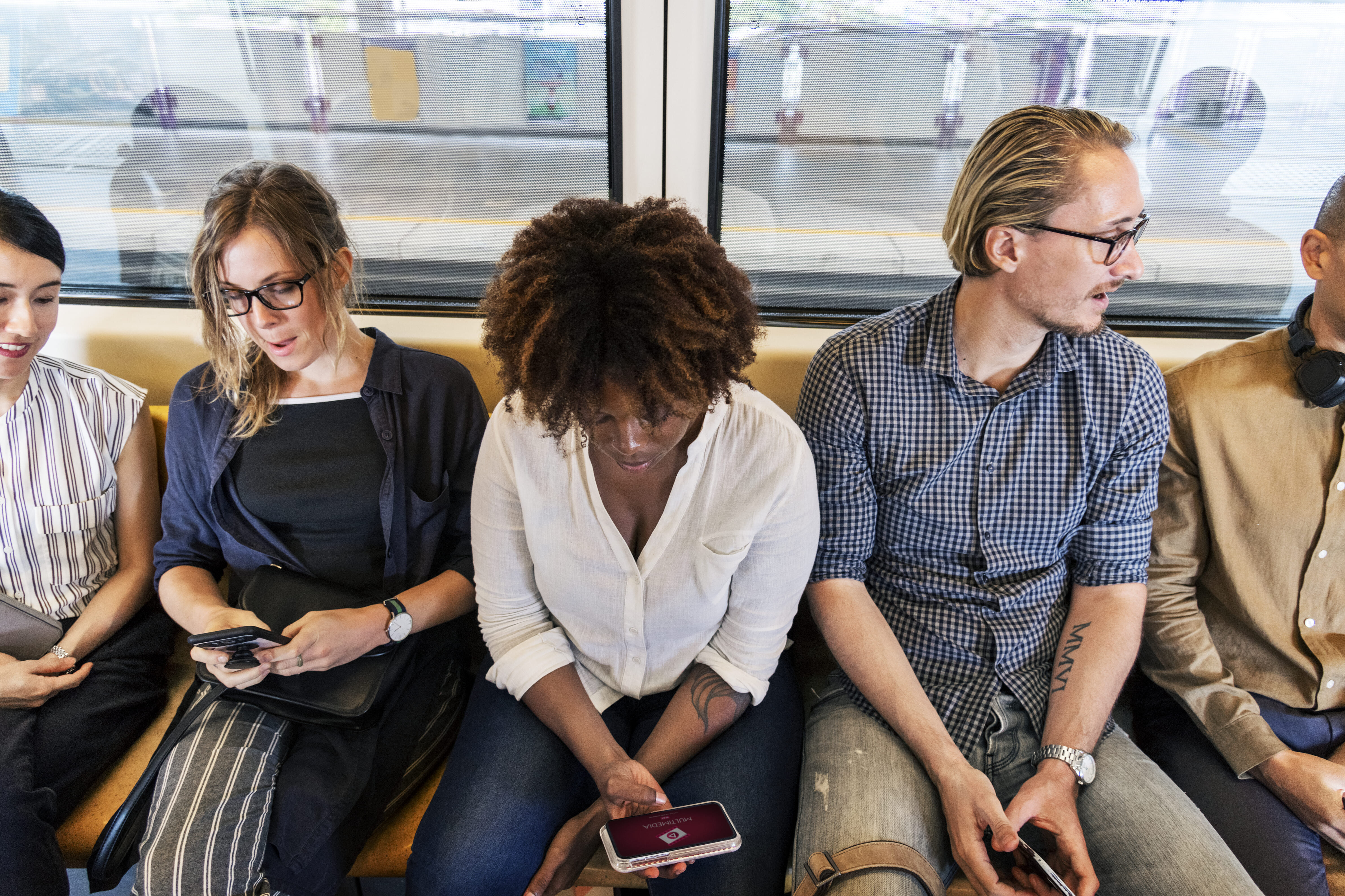 Женщины-миллениалы больше всех используют смартфоны: исследование