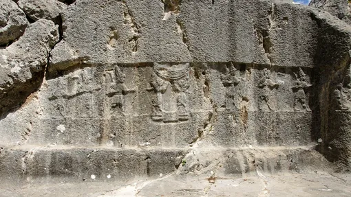 Барельеф 1200 года до н. э. на территории Язылыкая в Анатолии, изображающий иконографию, схожую с иконографией серебряного кубка, найденного в Айн-Самия. Иконография включает в себя людей-быков и «небесную лодку». Барельеф 1200 года до н. э. на территории Язылыкая в Анатолии, изображающий иконографию, схожую с иконографией серебряного кубка, найденного в Айн-Самия. Иконография включает в себя людей-быков и «небесную лодку».