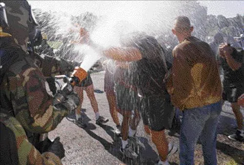 Эвакуация (сверху) и дезактивация (снизу) заложников Эвакуация (сверху) и дезактивация (снизу) заложников