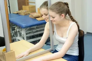 Поразительная «зеркальная терапия»! Вот как лечат последствия инсульта