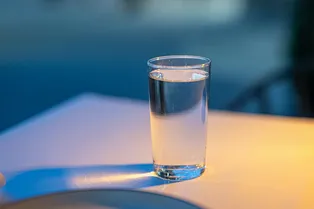 Пить воду во время еды, чтобы быстрее насытиться? Новое исследование ставит это под сомнение Пить воду во время еды, чтобы быстрее насытиться? Новое исследование ставит это под сомнение